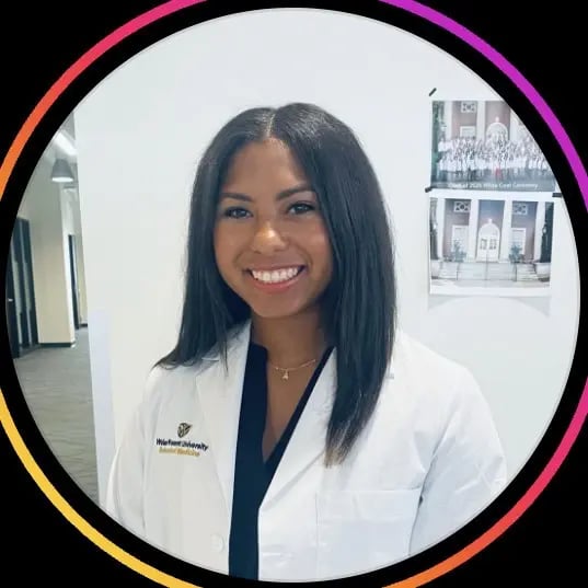 @nellyslife.med Instagram & TikTok Pre-Med Social Media Influencer