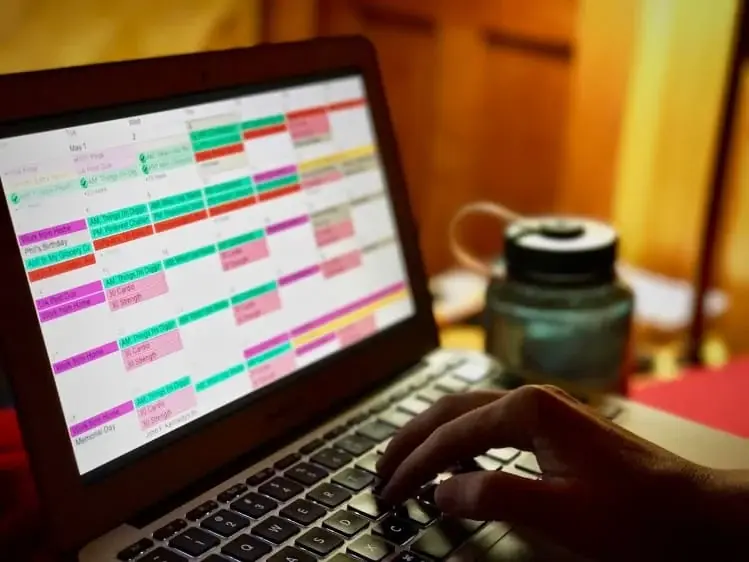 Student typing on the computer looking for the best time to take the MCAT