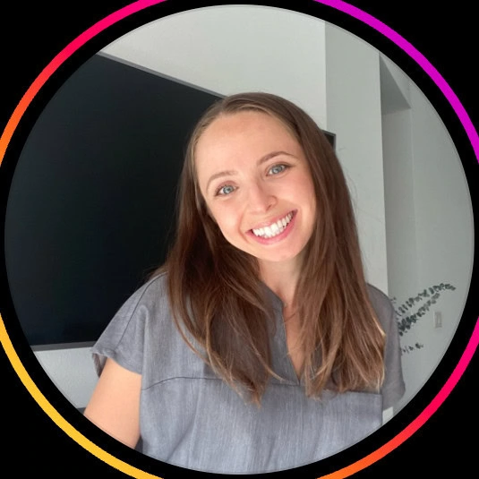 @vikismedjourney Instagram pre-med social media influencer